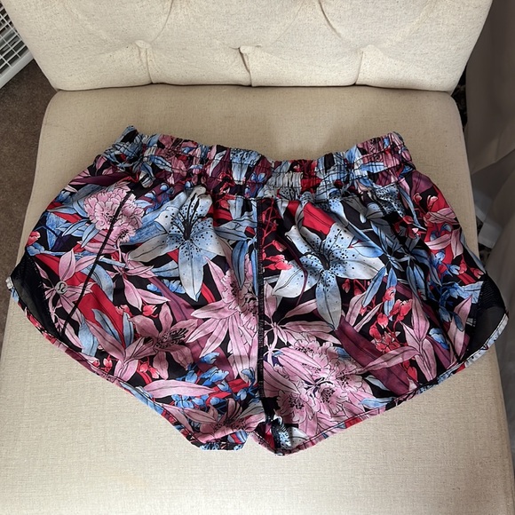 Lululemon hotty hot shorts 2.5” - Picture 2 of 3